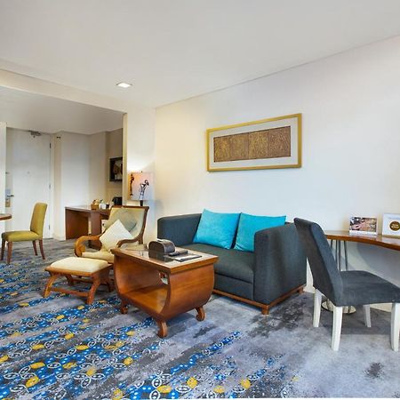 Jambuluwuk Malioboro Hotel Jogyakarta Zewnętrze zdjęcie A living room in a typical apartment