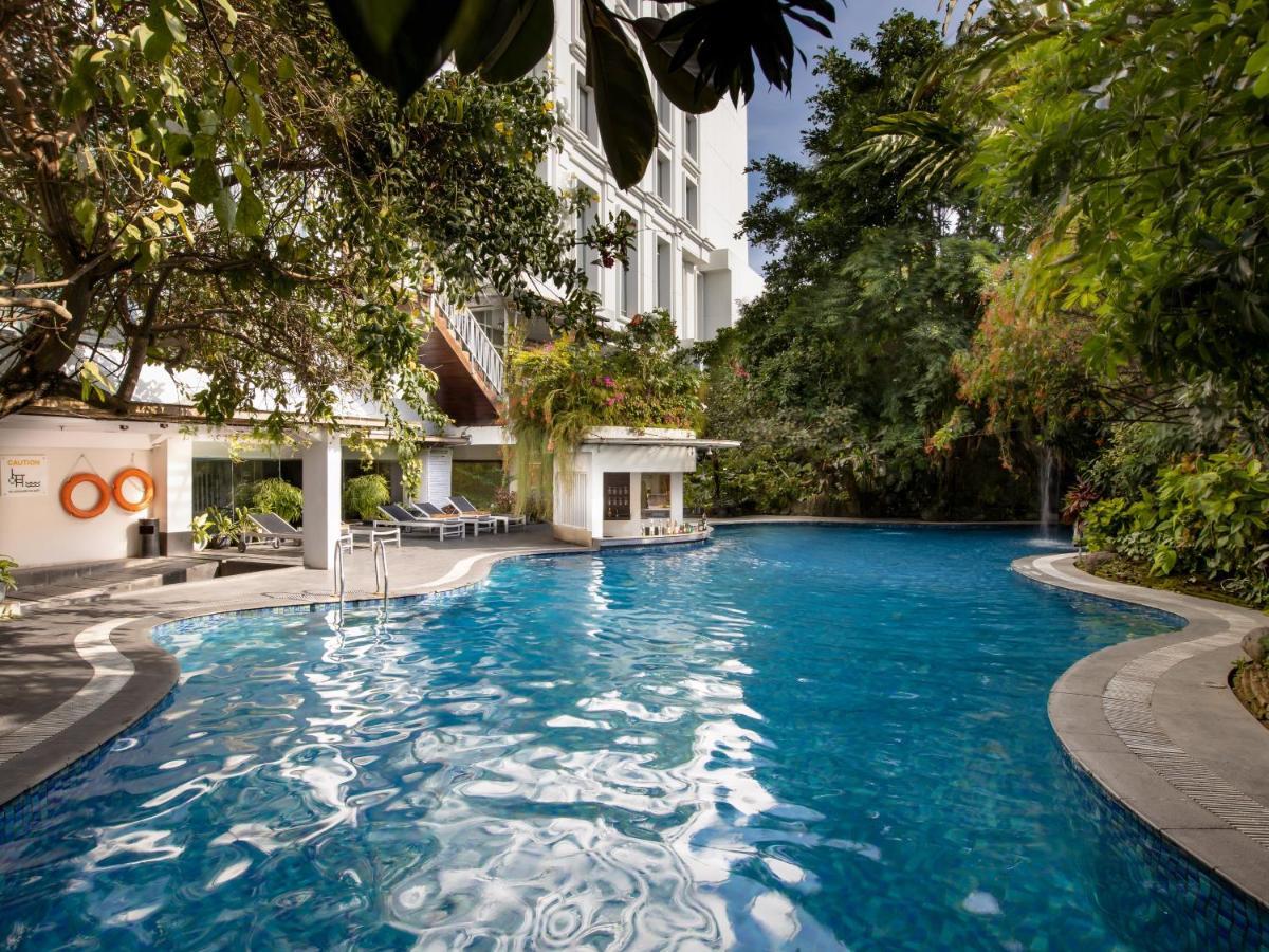 Jambuluwuk Malioboro Hotel Jogyakarta Zewnętrze zdjęcie The pool at the hotel