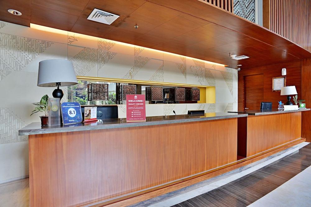 Jambuluwuk Malioboro Hotel Jogyakarta Zewnętrze zdjęcie The reception desk at the hotel