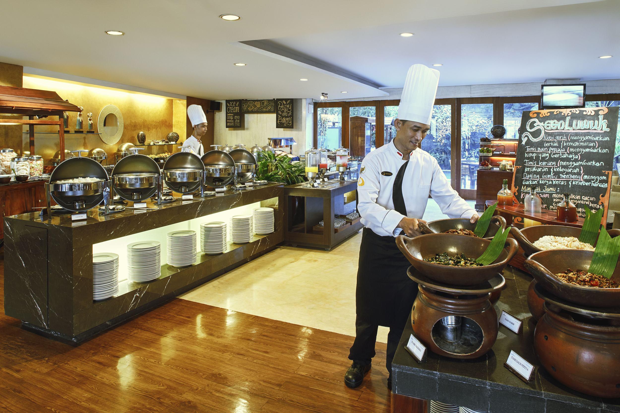 Jambuluwuk Malioboro Hotel Jogyakarta Zewnętrze zdjęcie A buffet at a hotel