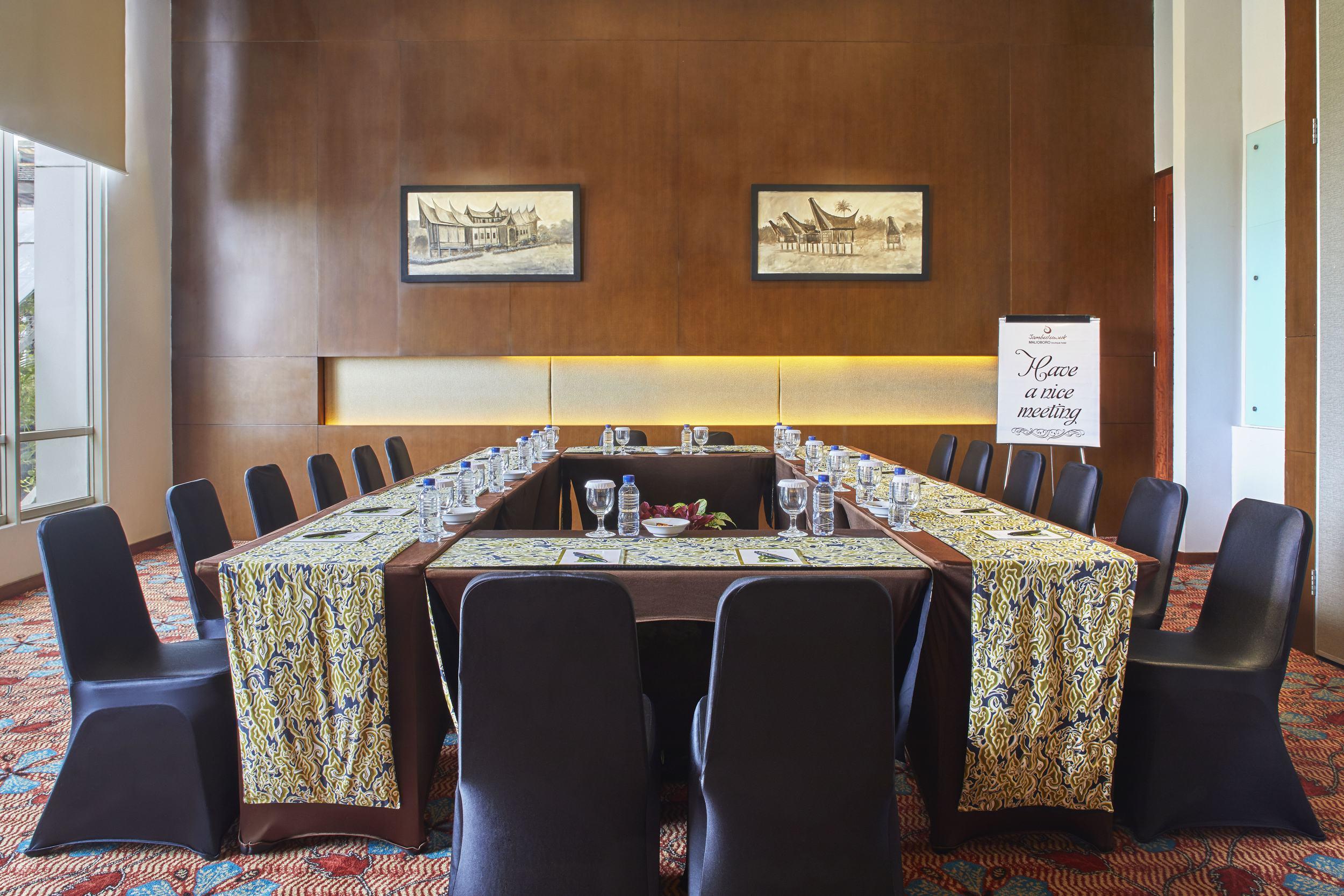 Jambuluwuk Malioboro Hotel Jogyakarta Zewnętrze zdjęcie Meeting room at the hotel