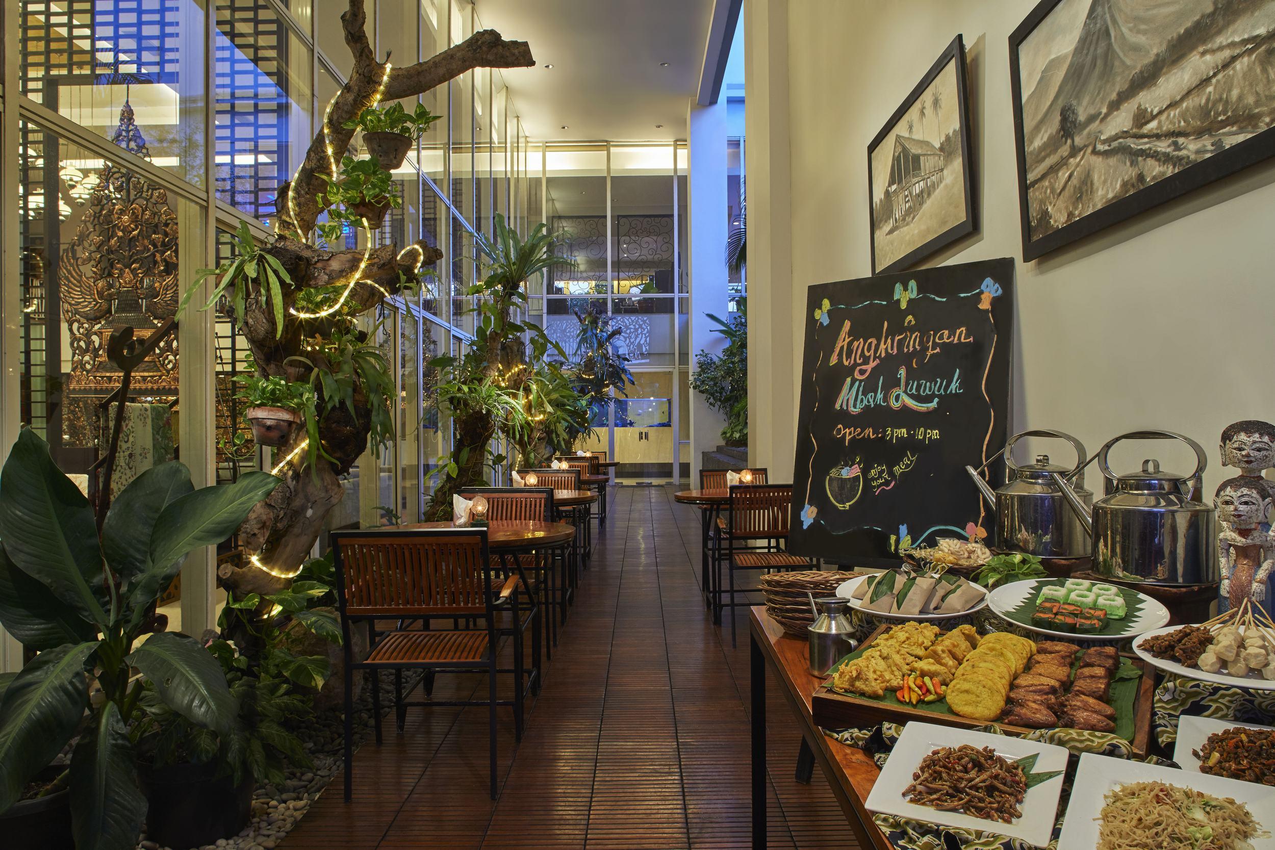 Jambuluwuk Malioboro Hotel Jogyakarta Zewnętrze zdjęcie Restaurant in Hanoi