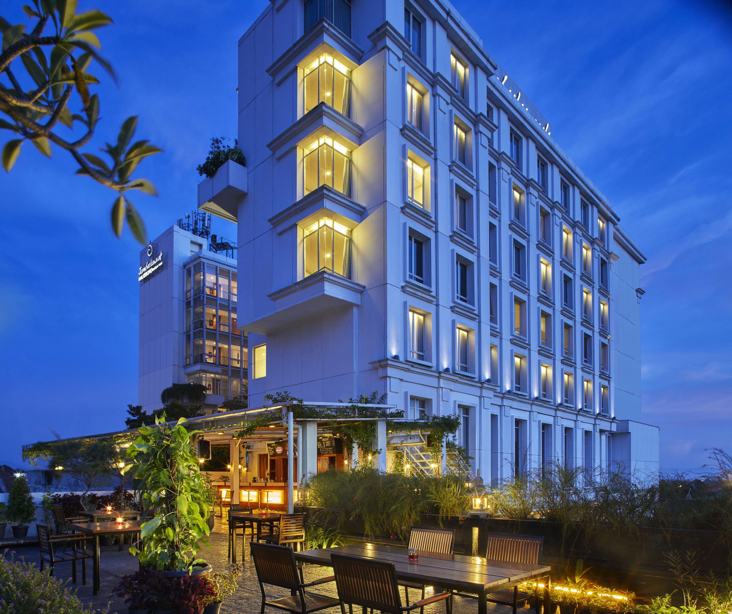 Jambuluwuk Malioboro Hotel Jogyakarta Zewnętrze zdjęcie The hotel at night