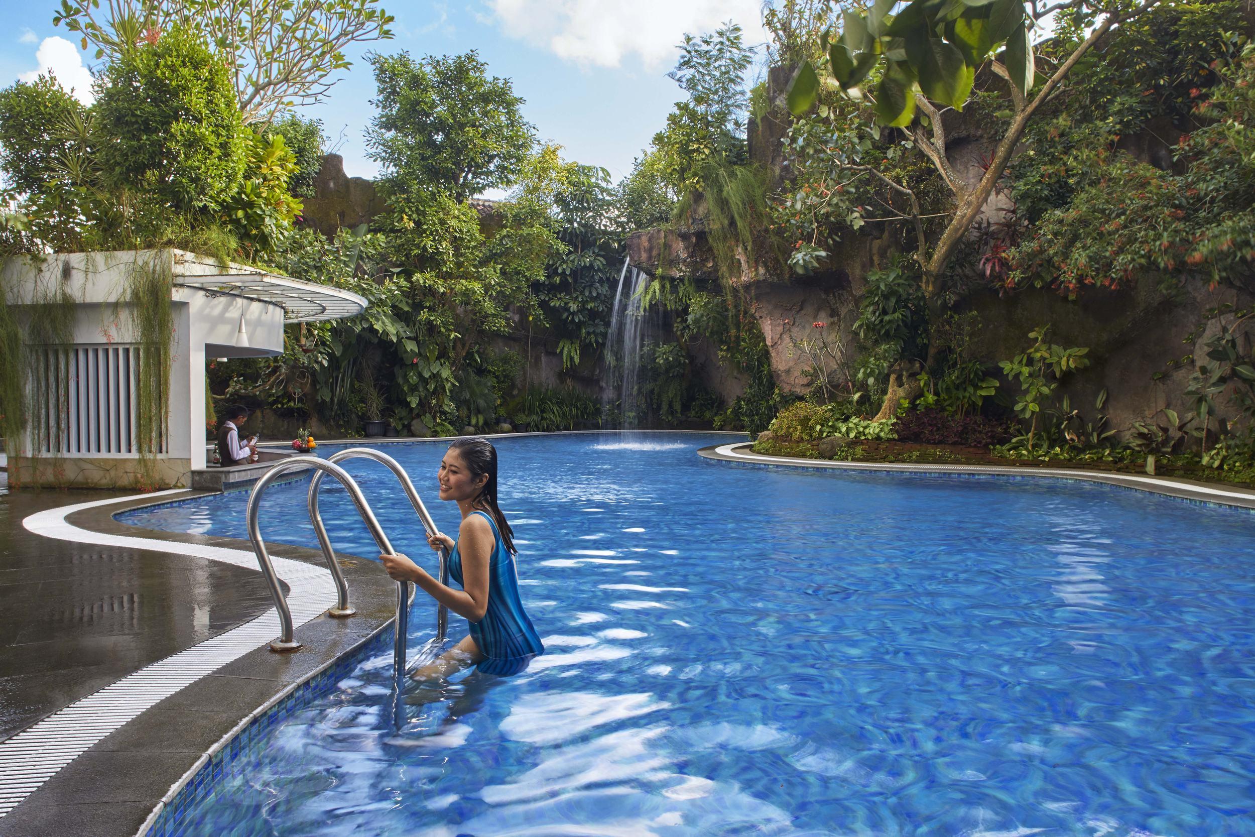 Jambuluwuk Malioboro Hotel Jogyakarta Zewnętrze zdjęcie The swimming pool at the resort