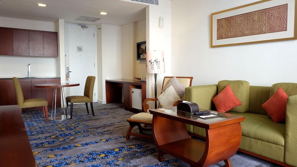 Jambuluwuk Malioboro Hotel Jogyakarta Zewnętrze zdjęcie A suite at the hotel