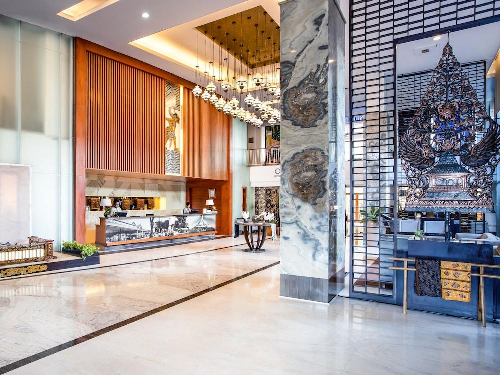 Jambuluwuk Malioboro Hotel Jogyakarta Zewnętrze zdjęcie The lobby of the hotel