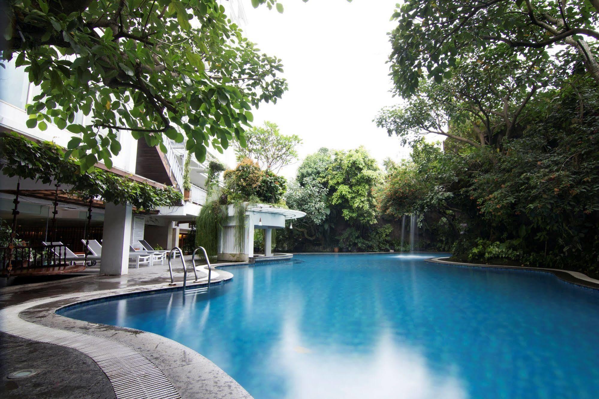 Jambuluwuk Malioboro Hotel Jogyakarta Zewnętrze zdjęcie The swimming pool at the hotel