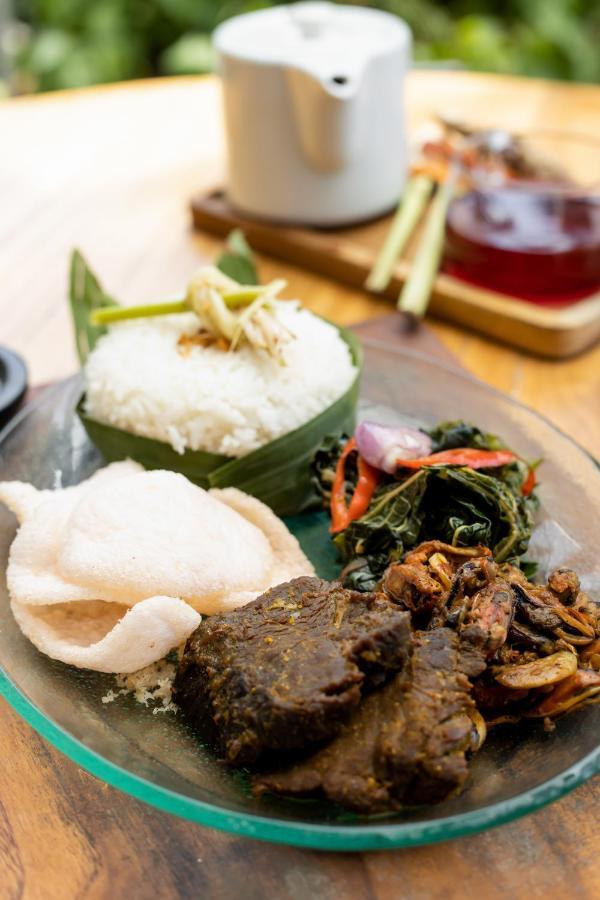 Jambuluwuk Malioboro Hotel Jogyakarta Zewnętrze zdjęcie Tumpeng, a traditional dish of Indonesia
