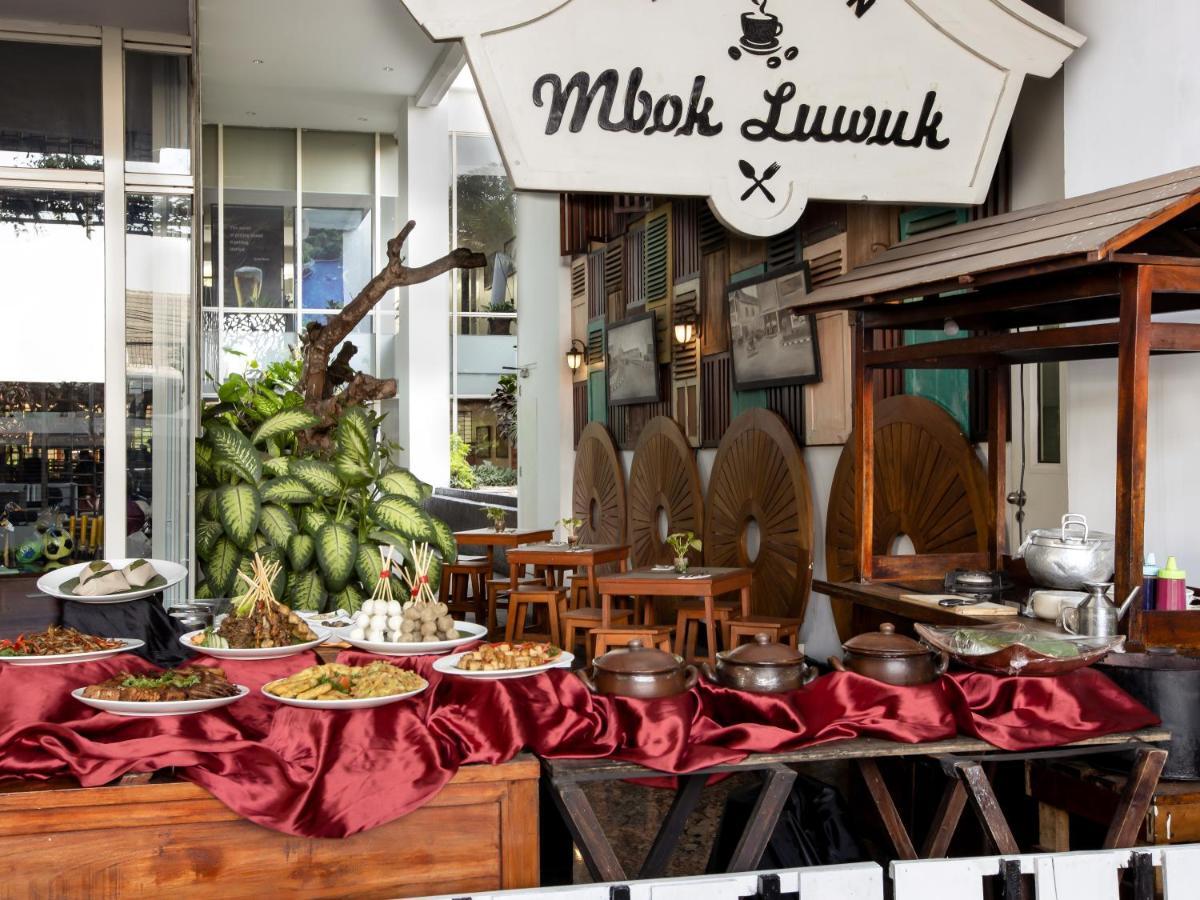Jambuluwuk Malioboro Hotel Jogyakarta Zewnętrze zdjęcie A restaurant in Bangkok