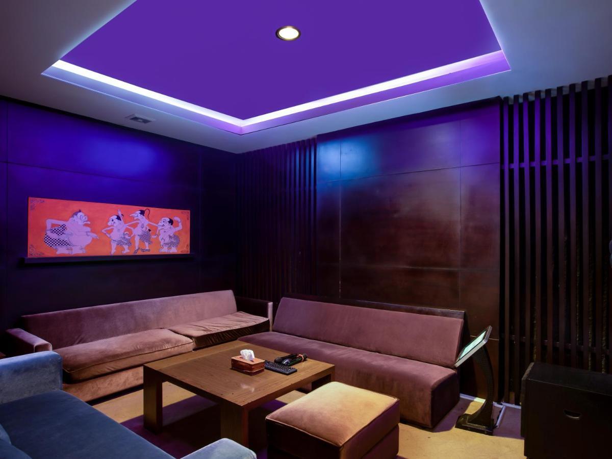Jambuluwuk Malioboro Hotel Jogyakarta Zewnętrze zdjęcie A private karaoke box in Japan
